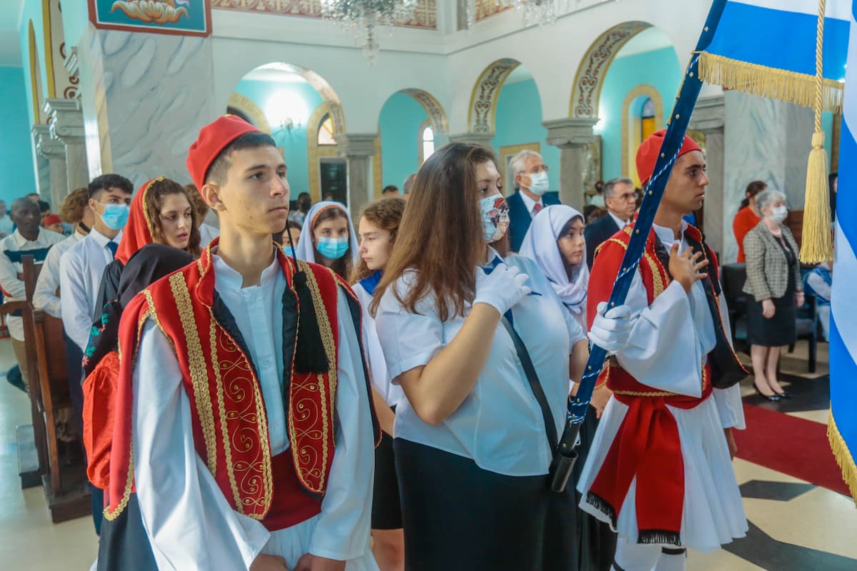 Μαθητές κατά τη Θεία Λειτουργία